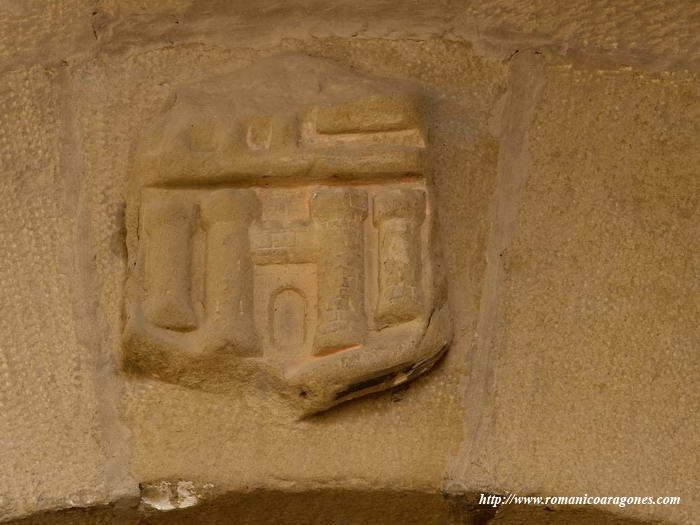ESCUDO ANTIGUO DE HUESCA SOBRE LA PUERTA DE ACCESO